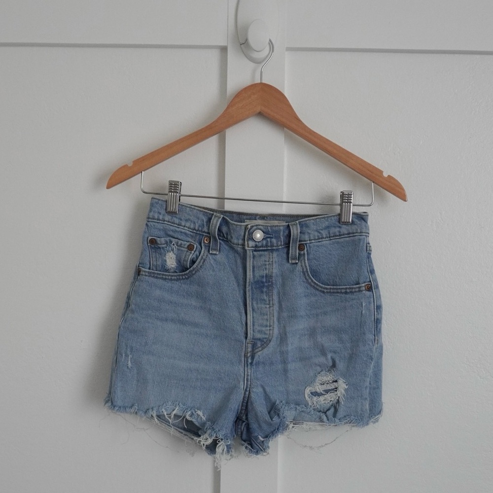 Levi’s Ribcage Shorts Light Wash - Picture 3 of 5